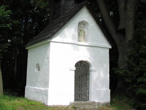 Opravená kaplička na Radči se sochou Jana Nepomuckého.